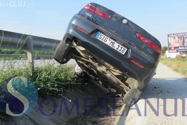 Accident spectaculos pe un drum din Cluj. O mașină a zburat peste un parapet FOTO