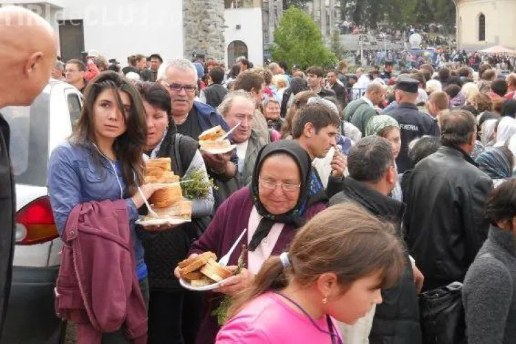 Pelerinaj la NICULA: Programul slujbelor de Sfanta Maria. Pelerinii înfometați, asteptați cu 20.000 de sarmale