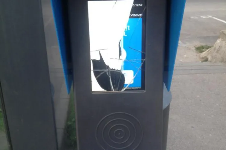 Noile automate de bilete ale Clujului, distruse de vandali. Oare ce rost mai au camerele de supravegere? - FOTO