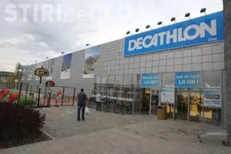Femei rănite la Polus Center. Le-a căzut în CAP un panou publicitar Decathlon