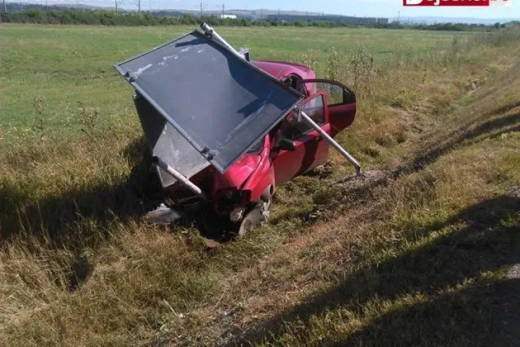 Accident în Cluj! Pasagerii au fost salvați de centurile de siguranță - FOTO