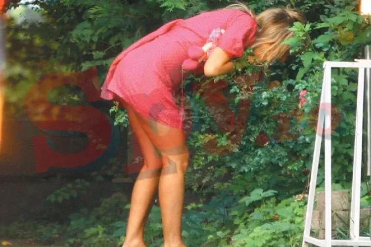 Cluj: Caz de nesimtire. Rupe florile din parc și apoi curg reclamațiile că parcurile sunt neîngrijite