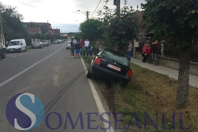 Accident la Gherla. O mașină a fost proiectată în șanț după ce a intrat pe interzis VIDEO