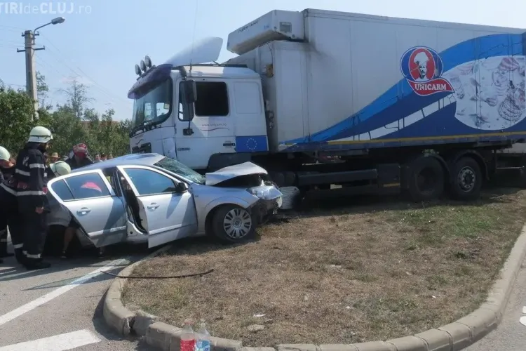Accident grav la BUNEȘTI! Un camion Unicarm s-a urcat peste o mașină în care se afla un copil de 7 luni - VIDEO