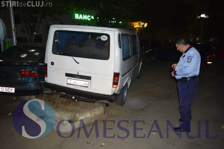 Un șofer a lovit două mașini în Gherla, apoi a fugit de la fața locului. Și-a abandonat și autoturismul VIDEO