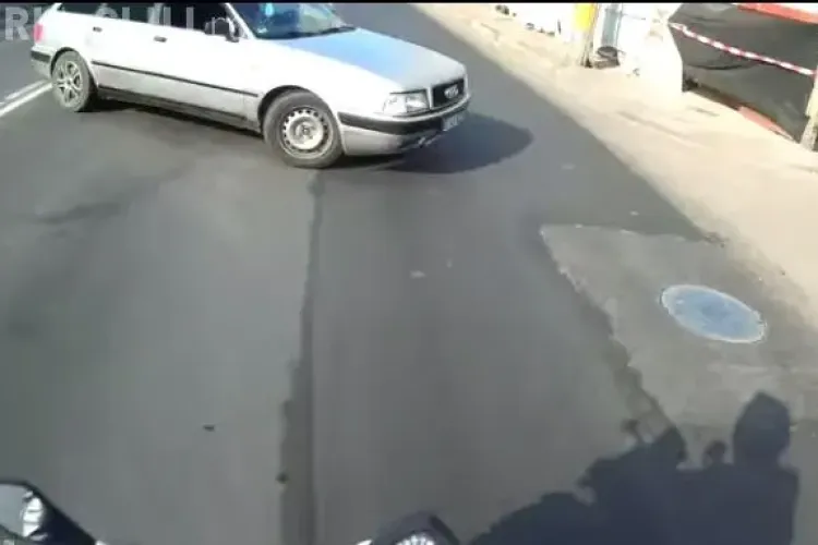 Motociclist clujean, aproape să fie lovit de un șofer neatent. Momentul a fost surprins pe cameră VIDEO