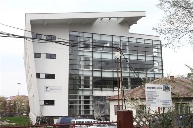 Oficiul de Cadastru Cluj funcționează în două barăci. Chiria e 78.000 € pe an, iar sediul nou de lângă se degradează