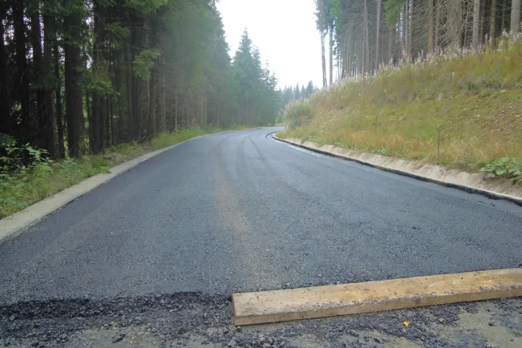 S-a turnat asfalt pe drumul penal de la Rachitele - Ic Ponor