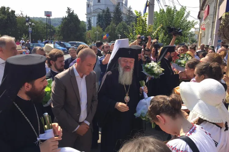Procesiune spre Manastirea Nicula! Politicienii si Mitropolitul Andrei au stat în frunte - FOTO