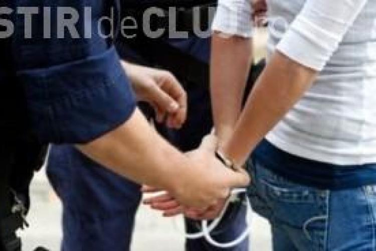 Cuplu de tâlhari din Cluj, prinși de polițiști după ce l-au furat pe un bărbat
