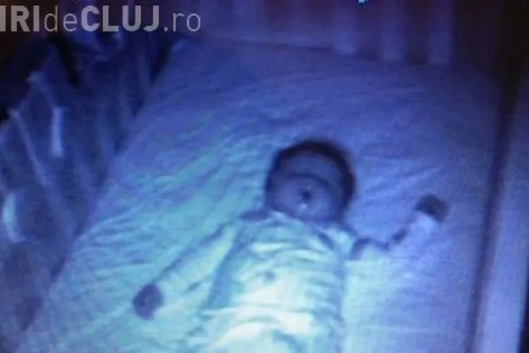 Doi părinți au montat o cameră în dormitorul bebelusului! E incredibil ce au văzut