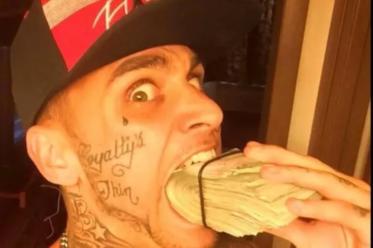 Au jefuit o bancă, iar apoi au pus poze pe Facebook cu banii furaţi. Ce a urmat