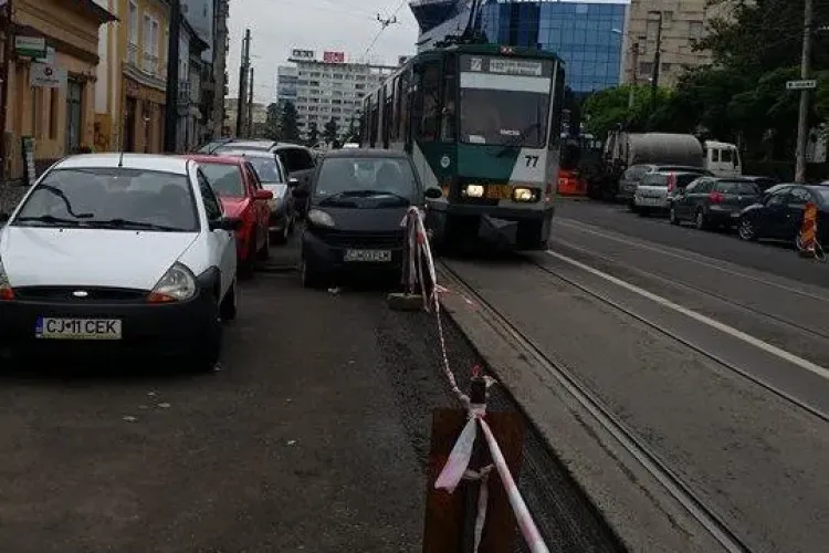 La Cluj-Napoca se parchează tot mai prost. Tramvaiul a fost blocat din nou - FOTO