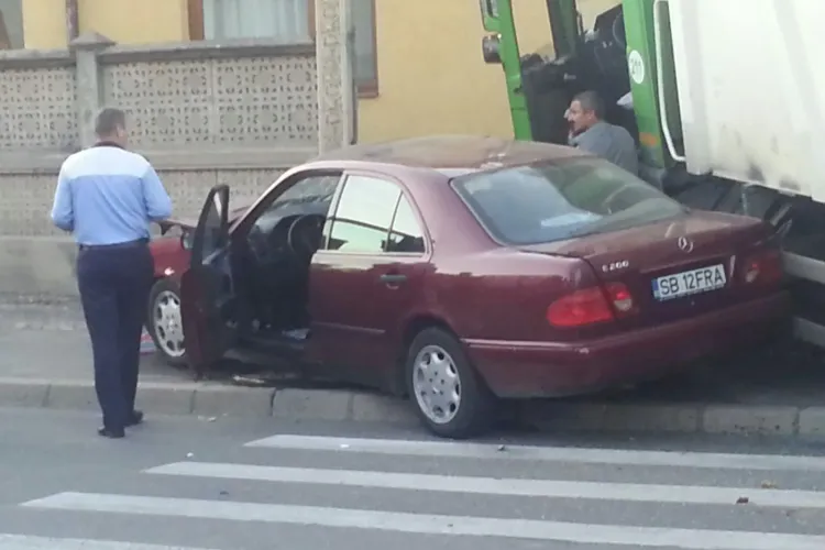 Accident pe strada Maramureșului. Un Mercedes a ajuns sub o mașină de salubritate - FOTO