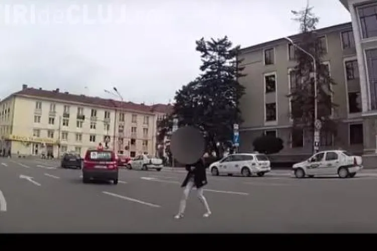 Pieton inconștient, aproape să fie lovit de mașină în centrul Clujului. Pe unde s-a gândit să traverseze strada VIDEO