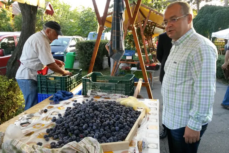 Boc a cumpărat roșii, prune și miere din piața mobilă Engels