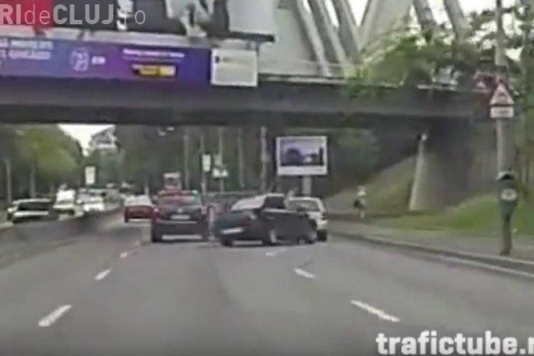 Accident şocant în București! Șofer șicanat de o mașină de teren - VIDEO