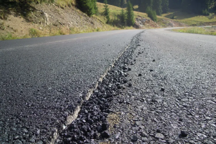 Verificări pe drumul penal Răchițele-Prislop-Ic Ponor. S-a trecut la al doilea strat de asfalt - Galerie FOTO