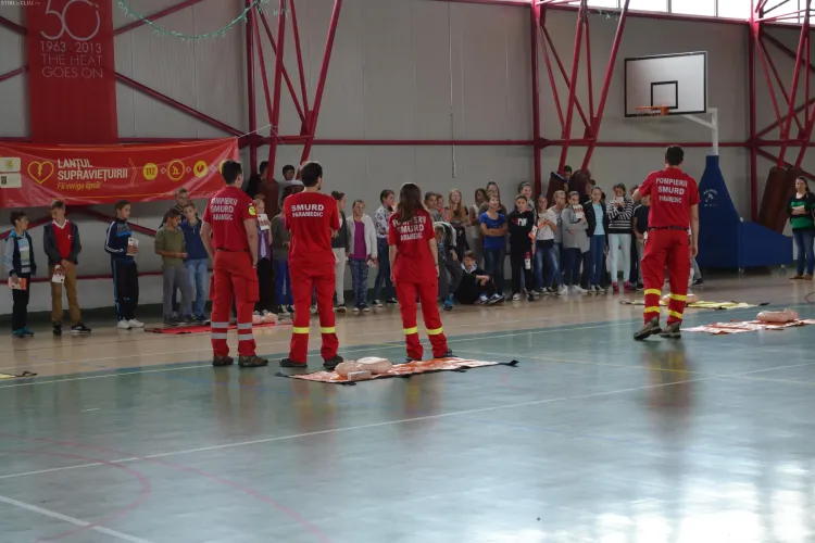 Paramedicii SMURD Cluj le-au predat elevilor tehnici de prim ajutor - FOTO