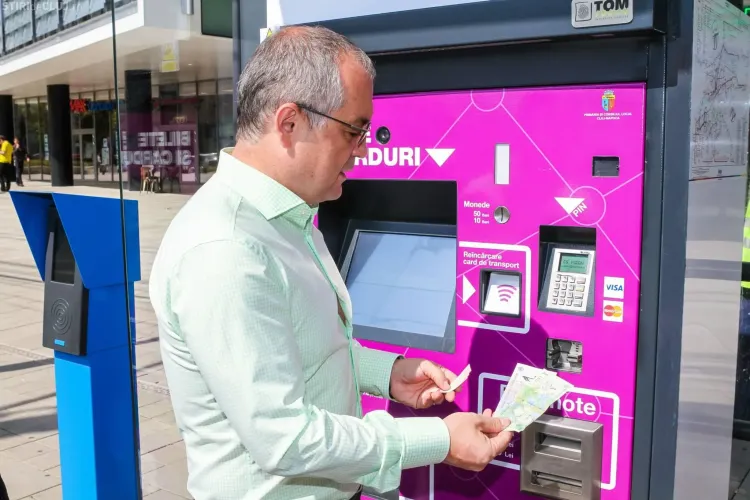 Emil Boc a testat sistemul de ticketing. Se pot cumpăra bilete, iar din noiembrie se emit și cardurile orare - VIDEO