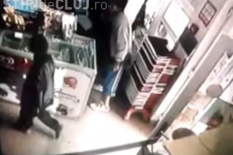 Minori de etnie rromă, la furat de țigări într-un magazin din Dej. Au fost surprinși de camere VIDEO