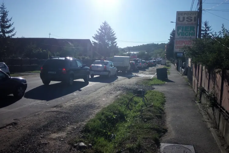 Trafic blocat din cauza barierei de cale ferată de pe Tăietura Turcului: Se întâmplă în fiecare dimineață FOTO