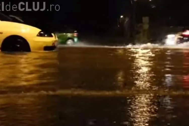 Stradă inundată de ploi la Cluj, în Zorilor. Ce s-a întâmplat după 10 minute de ploaie torențială VIDEO