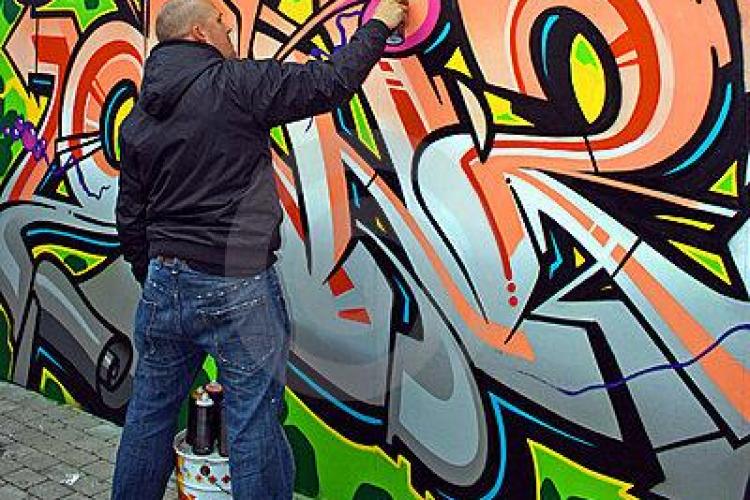 Pasiunea pentru ”artă” i-a adus un dosar penal unui tânăr clujean. A fost prins făcând graffiti
