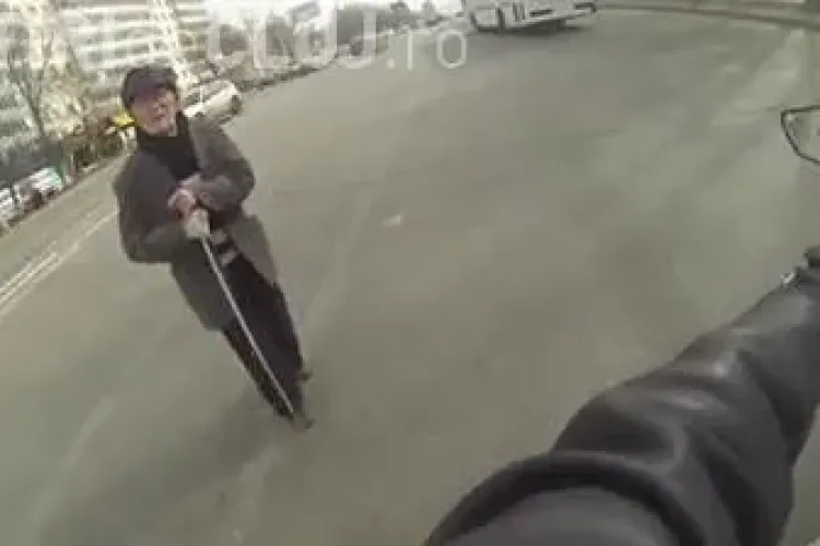 Clipul care îți redă încrederea în OMENIE. Ce face acest motociclist e un exemplu pentru mulți - VIDEO