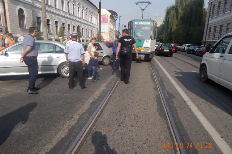 Nesimțirea șoferilor nu mai are limite. Au blocat din nou tramvaiele pe Barițiu FOTO