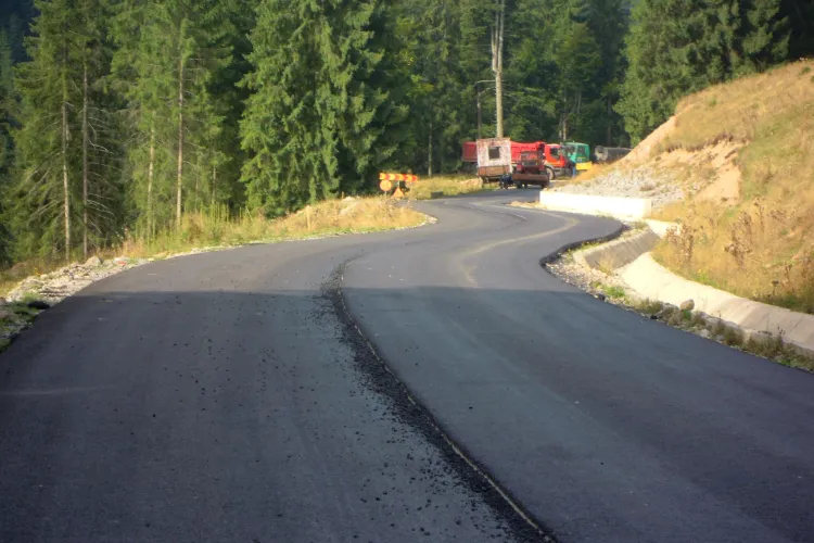 Se pune al doilea strat de asfalt pe drumul județean Răchițele-Prislop-Ic Ponor - FOTO