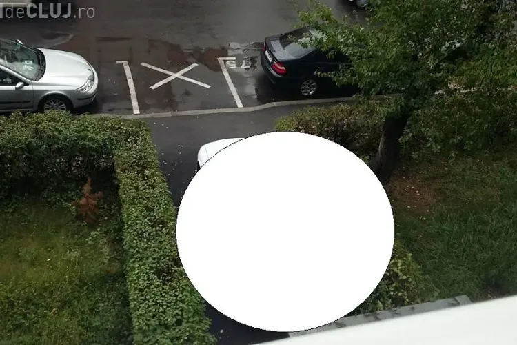 Parcare de șef la Cluj! Mașina lăsată la scară - FOTO