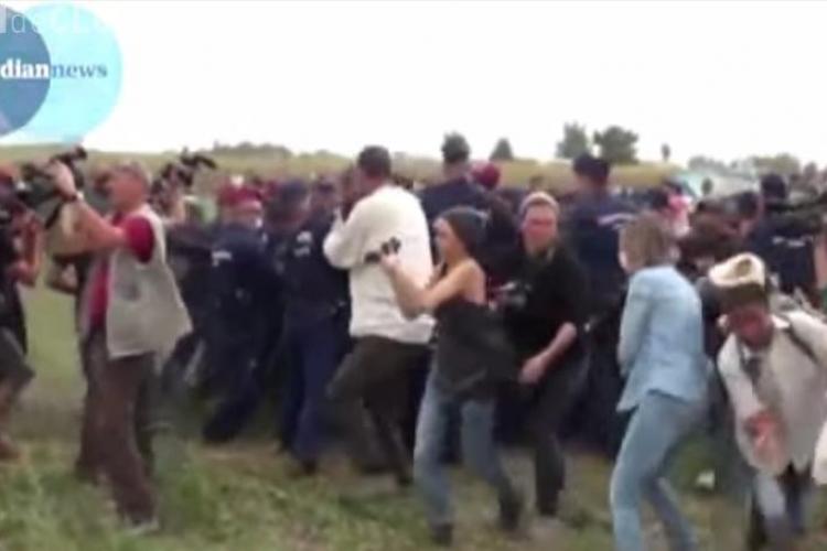 O jurnalistă din Ungaria a fost concediată după ce a lovit imigranții cu piciorul VIDEO