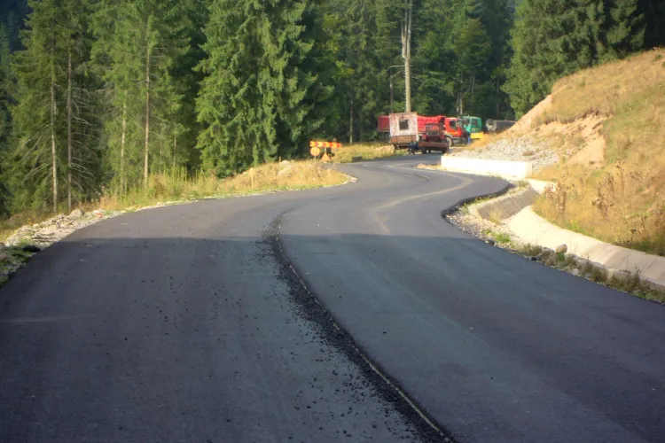 Probleme pe drumul Răchițele - Ic Ponor. Constructorii nu sunt plătiți și AMENINȚĂ