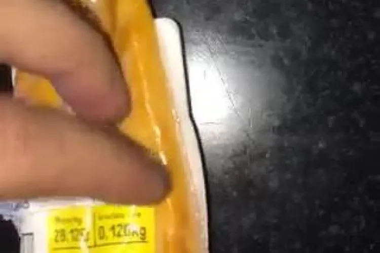 Un student din Cluj a cumpărat de la Billa un produs redus. L-a surprins ce era sub etichetă - VIDEO