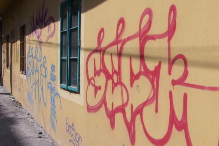 Boc: ”Am prins un tânăr care mâzgălea cu graffiti o clădire”. Vine din capătul țării și a luat o AMENDĂ usturătoare