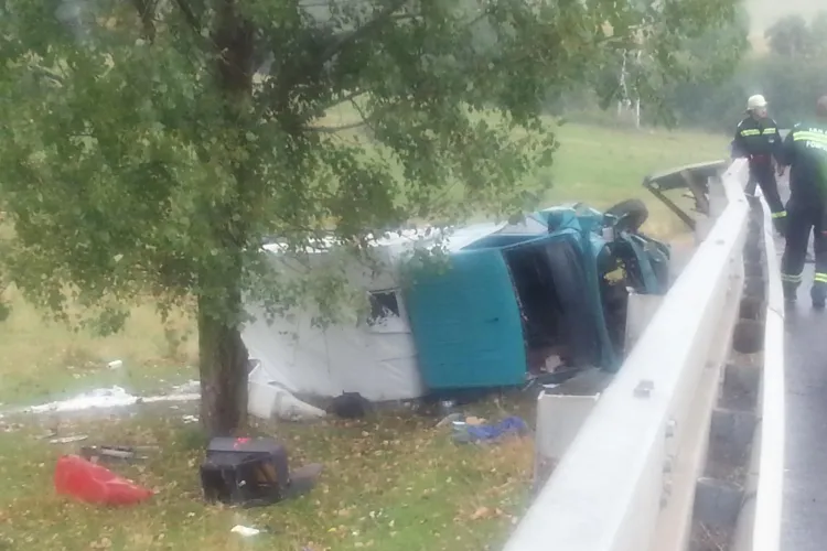 Mașină răsturnată la Izvorul Crișului! Polițiștii cer montarea de parapeți de beton - FOTO