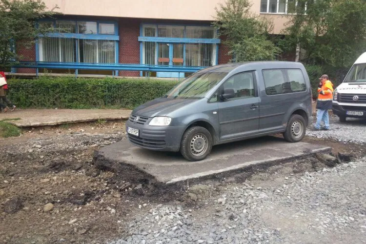 Caz UNIC în Mănăștur! Muncitorii au decupat asfaltul în jurul mașinii - FOTO