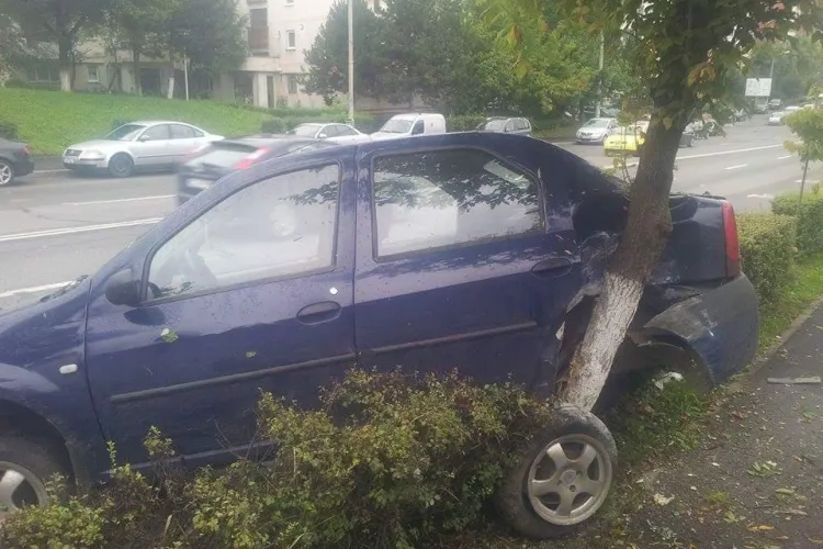 Cluj - A dat cu spatele atât de hotărât, încât și-a distrus mașina - FOTO