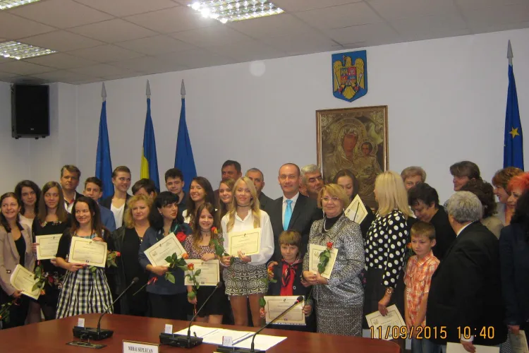 CJ Cluj a premiat elevii care au intrat cu zece la liceu și pe eleva cu ZECE la BAC