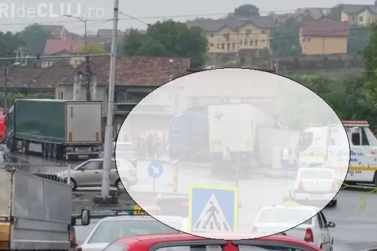 Accident la intersecția Oașului cu Muncii! Un TIR a RUPT tot în cale. Șoferii ÎNJURĂ administratorii drumului - FOTO