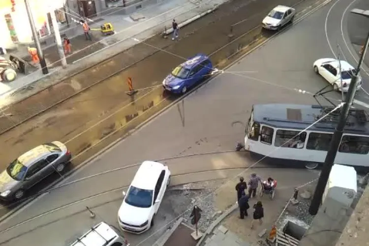 COCALAR de Cluj! A parcat pe linia de tramvai ca să scoată bani de la bancomat - VIDEO