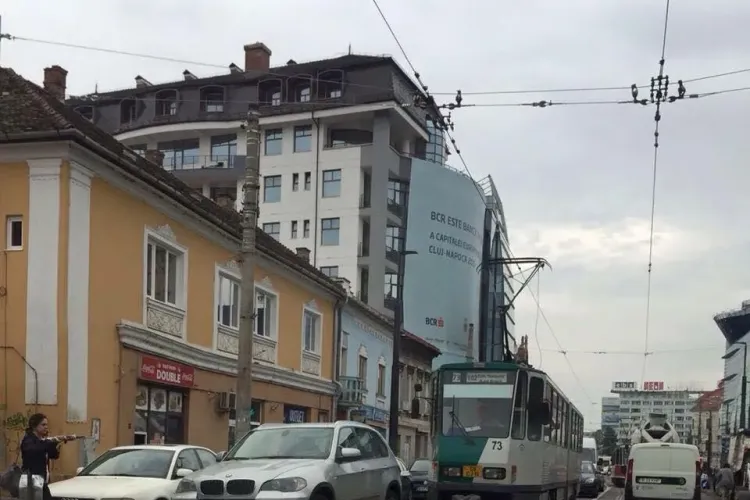 Haosul de pe Barițiu este incredibil! Cum e posibil să blocheze tramvaiul zilnic - FOTO