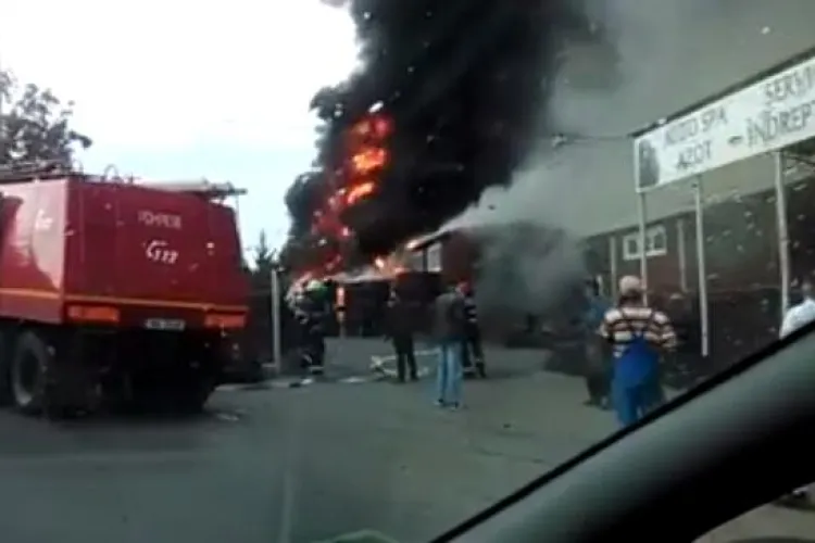 Incendiu la un Service Auto din Mănăștur. Grămezi de anvelope au luat foc VIDEO