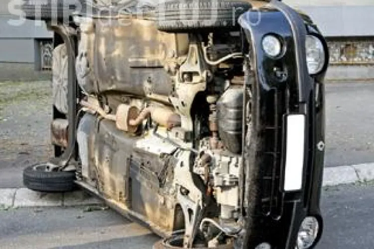 Ce se întâmplă când conduci beat și cu viteză. Un clujean a distrus un stâp și s-a răsturnat cu mașina