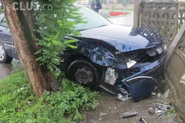 Accident între un șofer și un taximetrist la Gherla. Un autoturism a ajuns în gard VIDEO