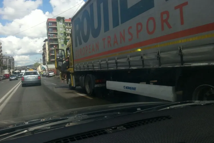 Un TIR a fost la un pas să ia foc lângă Iulius Mall Cluj. E INCREDIBIL ce s-a întâmplat