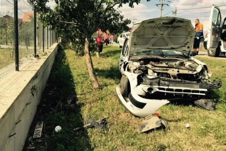 Accident cu 3 victime pe un drum din Cluj. O femeie a ajuns cu mașina în copac din cauza unui șofer neatent VIDEO