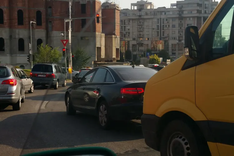 De ce se fac cozi pe Calea Turzii. Semafoarele sunt PROST sincronizate - FOTO