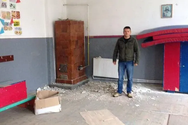 Tavanul unei școli din Cluj s-a prăbușit, din cauza ploilor 